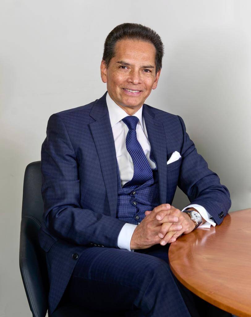 Photo de Albert Gallegos assis sur une chaise